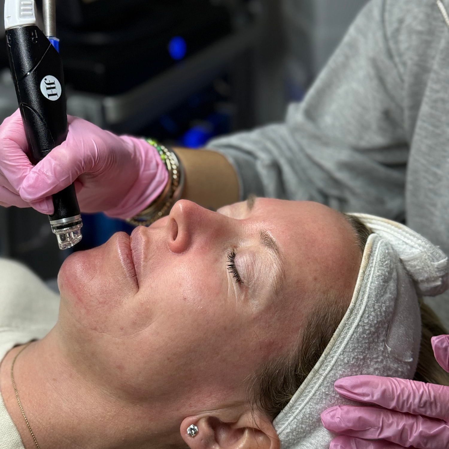 Portrait of a smiling woman with natural beauty.